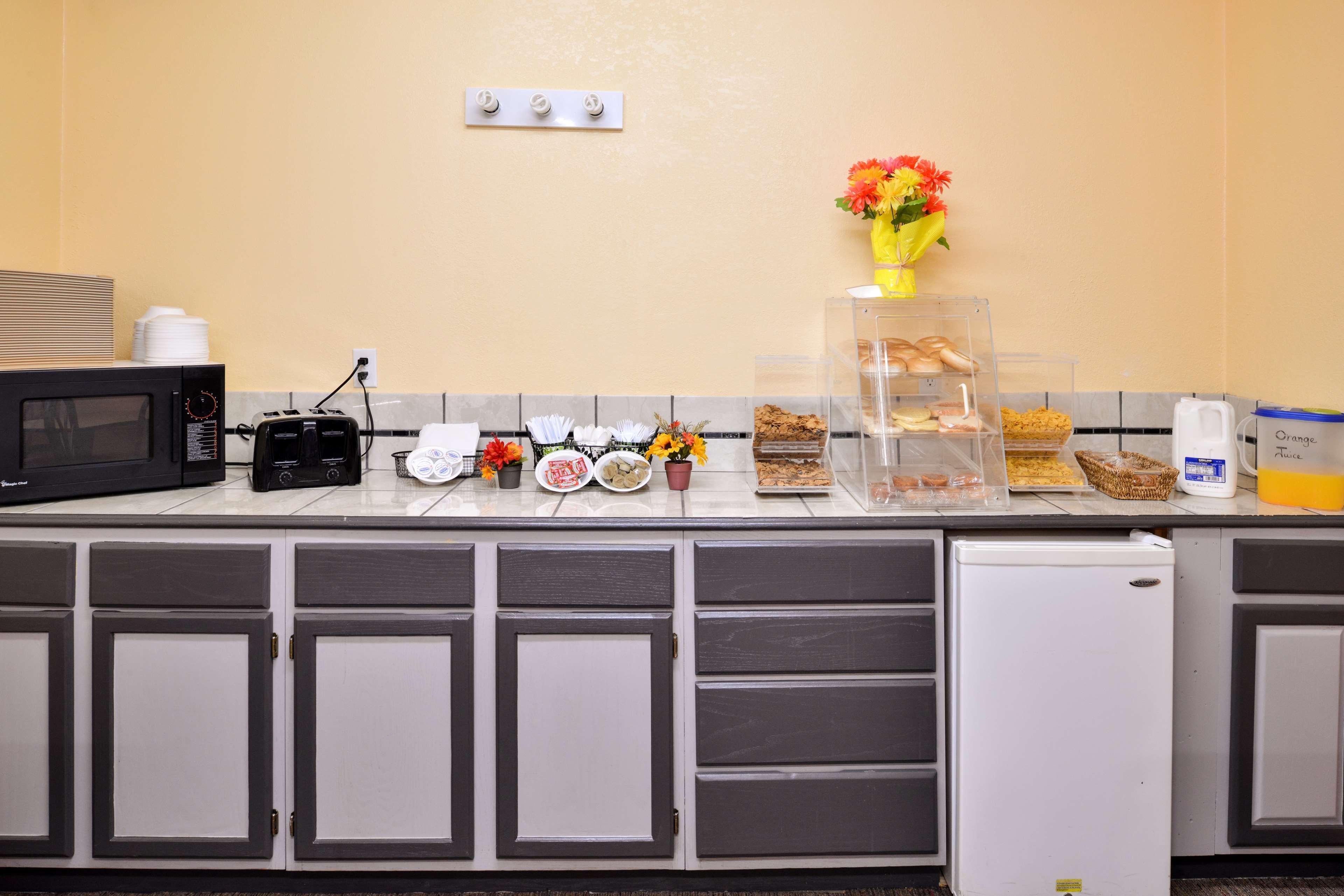 Americas Best Value Inn Knob Noster Esterno foto